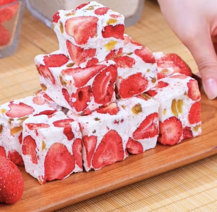 Bánh sữa dê dâu tây sấy khô mềm ngon ăn ngon tốt cho sức khỏe. 1  túi 1 lbs